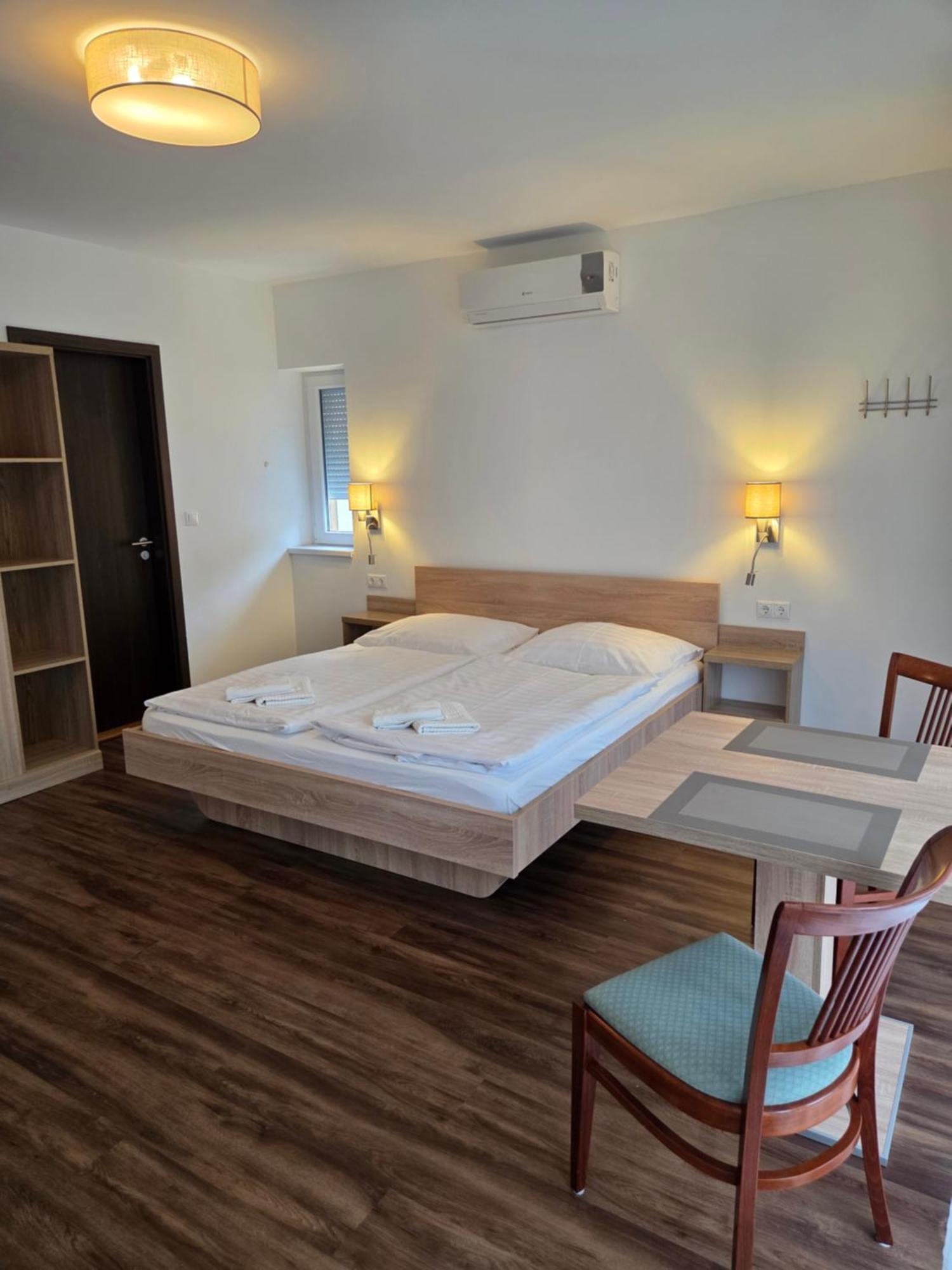 Adam Apartmanhaz ชิโอฟก ภายนอก รูปภาพ