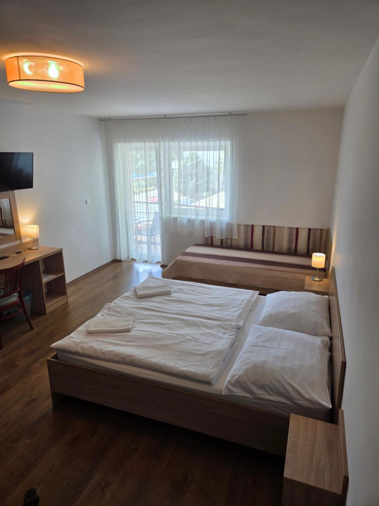 Adam Apartmanhaz ชิโอฟก ภายนอก รูปภาพ